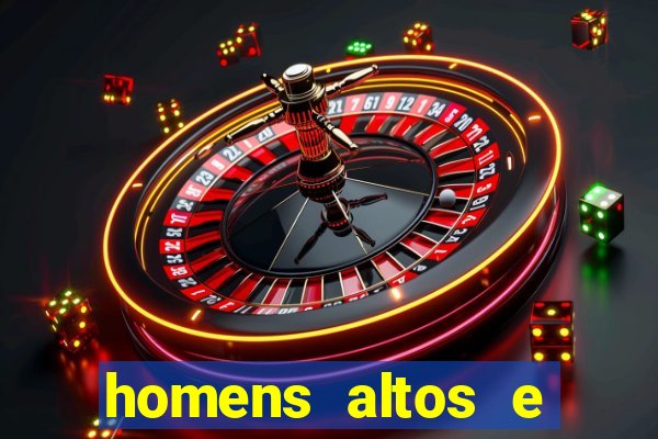 homens altos e magros pelados