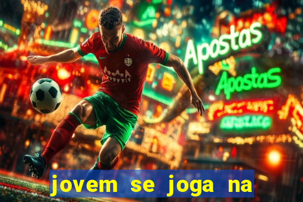 jovem se joga na linha do trem 2024